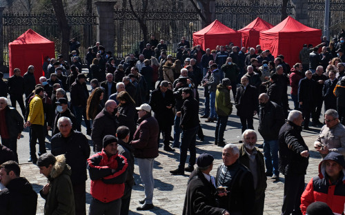 Участники митинга оппозиции на проспекте Баграмяна в Ереване