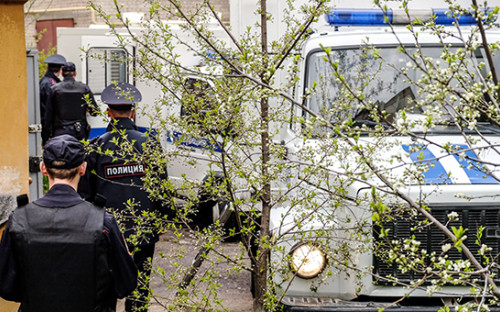 Полиция у здания Сызранского районного суда


