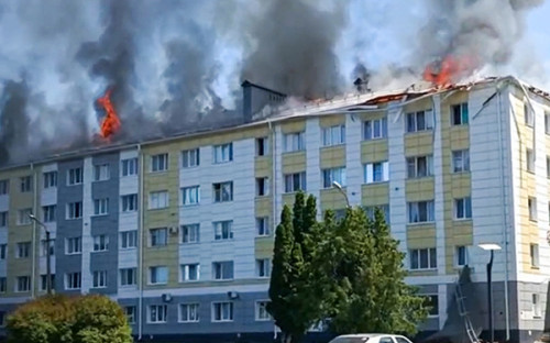 <p>Шебекино Белгородской области за ночь трижды обстреляли из &laquo;Града&raquo;, пострадали пять человек, <a href="https://t.me/vvgladkov/2403">сообщил</a> губернатор региона Вячеслав Гладков. Позднее число пострадавших <a href="https://www.rbc.ru/rbcfreenews/647835109a7947c94a89f328">увеличилось</a> до восьми. Идет массированный обстрел города, отметил глава региона днем. Жители Шебекино <a href="https://www.rbc.ru/politics/01/06/2023/64786a659a79474c0c415243">рассказали</a> РБК, что с трех часов ночи там были слышны взрывы.</p>

<p>Загорелось здание общежития (на фото). &laquo;От прямого попадания снарядов горит здание общежития, разрушения есть и в здании администрации. В городе нет света&raquo;,&nbsp;&mdash; <a href="https://www.rbc.ru/politics/01/06/2023/64785f969a7947c916129654?from=materials_on_subject">рассказал</a> Гладков</p>