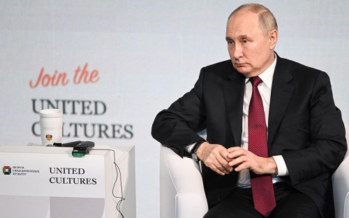 Владимир Путин во время выступленияя на пленарном заседании в рамках IX Санкт-Петербургского международного культурного форума