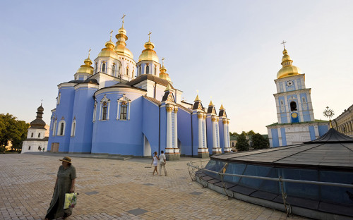 <p><span style="font-size:18px;"><strong>Украина</strong></span></p>

<p><span style="font-size:16px;"><strong>Рост национальной валюты к рублю за год: </strong></span><span style="color:#008000;"><span style="font-size:22px;"><strong>5,3%</strong></span></span><br />
<br />
<span style="font-size:16px;"><strong>Курс: </strong>1 украинская гривна = 3,07 руб. (здесь и далее &mdash; курс ЦБ РФ на 10 сентября 2015 года).<br />
<br />
С началом войны на востоке Украины о каких-либо туристических поездках в страну, особенно из России, серьезно говорить не приходится. По данным World Travel &amp; Tourism Council, расходы иностранных туристов на Украине в 2014 году упали в два раза, до $2,7 млрд. По мнению российского МИДа, Украина &mdash; не лучшее место для путешествий россиян. &laquo;Следует учитывать риски, связанные с военными действиями в тех или иных районах страны, а также с различными антироссийскими шагами правящего режима и ультранационалистов, в том числе направленными против простых росграждан&raquo;, &mdash; говорится на сайте Ситуационно-кризисного центра МИДа. </span></p>
