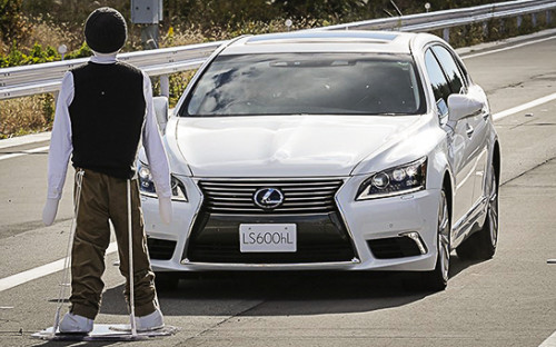Lexus LS научили останавливаться на красный свет, предотвращать съезд с дороги и распознавать пешеходов