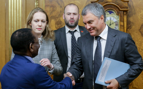 Клод Кори Кондиано и Вячеслав Володин (слева направо на первом плане) во время встречи