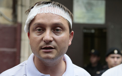 <p><strong>25. &laquo;Интимные места&raquo; Аполлона на 100-рублевой банкноте</strong></p>

<p><strong>Заметность события: 128,83</strong></p>

<p><strong>Депутат: Роман Худяков (ЛДПР)</strong></p>

<p><a href="http://www.pust-govoryat.tv/index.php?newsid=10568">Участник программы</a> &laquo;Пусть говорят&raquo; &nbsp;о жертвах пластической хирургии. Автомобилист, <a href="http://lifenews.ru/news/116170">пострадавший в дорожной &laquo;разборке&raquo;</a> с участием уроженцев Дагестана. Автор предложений о деноминации рубля и введении смертной казни за терроризм, педофилию и склонение к употреблению наркотиков. Народный избранник, грозящий с трибуны Госдумы <a href="http://top.rbc.ru/politics/21/11/2012/826168.shtml">пистолетом-флешкой</a>. Все это Роман Худяков. Худяков входил в список ЛДПР на выборах в Государственную думу в 2011 году, но избран не был. Он стал депутатом в мае 2012 года, сменив другого члена ЛДПР Алексея Островского. В июле 2014 года Худяков <a href="http://izvestia.ru/news/573537">в письме главе Центробанка</a> указал на изображение &laquo;интимных частей&raquo; фигуры Аполлона на 100-рублевой банкноте. По мнению депутата, это изображение является нарушением закона &laquo;О защите детей от информации, причиняющей вред их здоровью и развитию&raquo;, так как дети, получая, например, 100 руб. в качестве карманных денег, сталкиваются с информацией порнографического характера. В августе <a href="http://http://izvestia.ru/news/575586">Центробанк ответил</a> депутату, что не намерен менять дизайн банкнот</p>
