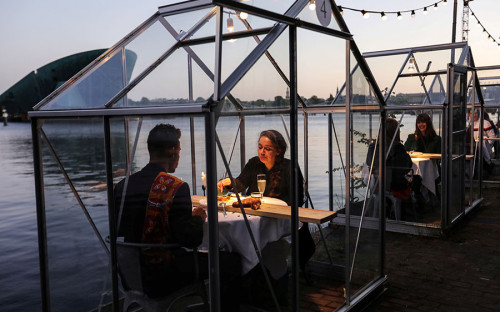 <p>Один из ресторанов Амстердама <a href="https://www.cnbc.com/2020/05/11/amsterdam-restaurant-allows-visitors-to-dine-inside-greenhouses.html">тестирует</a> индивидуальные &laquo;теплицы&raquo;, которые могут помочь сохранить безопасную дистанцию между клиентами. Заведения общепита в Нидерландах могут открыться 1 июня</p>
