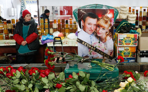 Стихийный мемориал на Центральном рынке, где была застрелена семейная пара