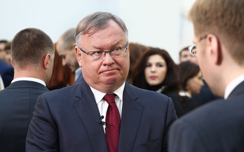 <p><strong>Глава ВТБ Андрей Костин &mdash; о&nbsp;развитии транспортной сети в&nbsp;России</strong></p>

<p>&laquo;Думаю, что&nbsp;денег мало. Денег очень мало государство тратит. Безумно мало и&nbsp;раньше тратило, и&nbsp;сейчас. И в&nbsp;тучные годы, и&nbsp;не&nbsp;в&nbsp;тучные годы. И я думаю, что&nbsp;отсутствует нормативная база, законодательная база плоха до&nbsp;сих пор для&nbsp;работы государственно-частного партнерства. Поэтому вкупе это все дает, что&nbsp;мы находимся по&nbsp;развитию транспортной инфраструктуры где-то&nbsp;на&nbsp;уровне Габона&raquo; (цитата по&nbsp;RNS).</p>
