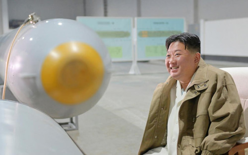 <p>Ким Чен Ын во время испытаний подводного дрона, март 2023 года</p>