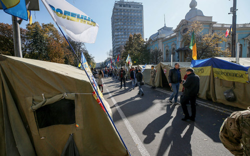 <p>17 октября у здания Верховной рады в Киеве прошла антикоррупционная акция протеста, в которой приняли участие более 2 тыс. человек. Они выступали за отмену депутатской неприкосновенности, изменение избирательного законодательства и создание специального антикоррупционного суда.</p>
