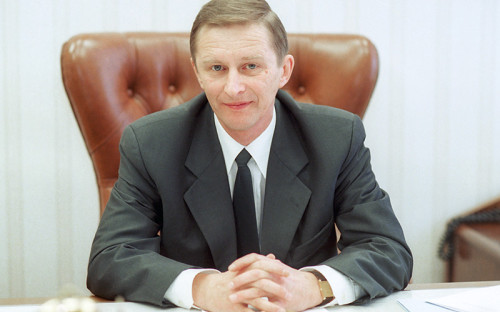 <p><strong>Иванов в&nbsp;политике</strong></p>

<p>Публичной фигурой Сергей Иванов стал сразу, после&nbsp;того&nbsp;как&nbsp;Владимир Путин был назначен председателем правительства, &mdash;&nbsp;в&nbsp;1999 году. Знакомого Путина еще по&nbsp;службе в&nbsp;КГБ (в интервью Иванов признавался, что&nbsp;с&nbsp;Путиным они были соседями по&nbsp;кабинетам в&nbsp;ленинградском главке КГБ) в&nbsp;ноябре 1999 года назначили секретарем Совета безопасности, где&nbsp;он проработал до&nbsp;2000 года. Когда Путин выиграл на&nbsp;выборах президента в&nbsp;начале 2000 года, он сделал Иванова постоянным членом Совбеза.</p>
