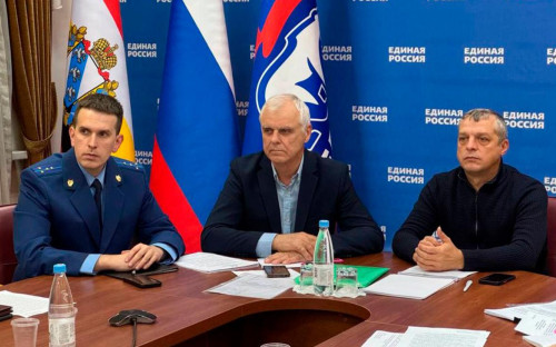 <p>Юрий Дмитрюков (в центре)</p>