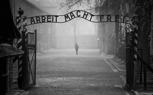 Табличка с надписью Arbeit macht frei («Труд освобождает») при входе на территорию бывшего немецкого концентрационного лагеря Аушвиц