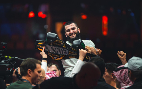 Артур Бетербиев с поясом абсолютного чемпиона по боксу после победы над Дмитрием Биволом