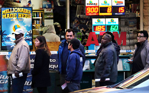 Очереди за лотерейными билетами Powerball возникли с увеличением суммы выигрыша. Калифорния, США&nbsp;