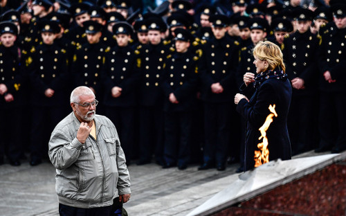 Участники митинга против&nbsp;терроризма в&nbsp;память о&nbsp;жертвах теракта в&nbsp;метро Санкт-Петербурга у мемориала &laquo;Боевая слава ТОФ&raquo; во&nbsp;Владивостоке