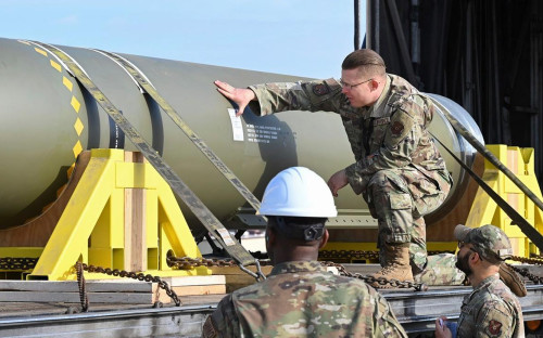 Бомба GBU-57 или Massive Ordnance Penetrator на авиабазе Уайтмен в Миссури, США, 2 мая 2023 года
