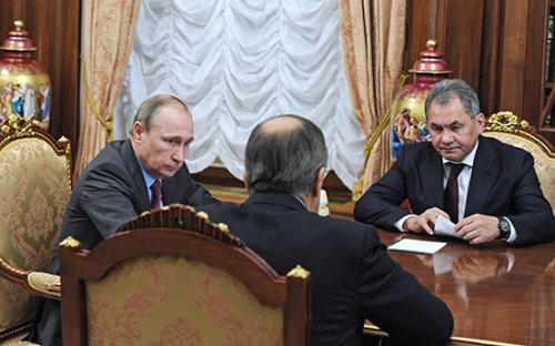 Президент РФ Владимир Путин, министр иностранных дел РФ Сергей Лавров и министр обороны РФ Сергей Шойгу (слева направо) во время встречи в Кремле 14 марта 2016 года


