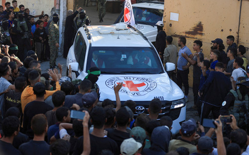 <p>13 октября ХАМАС передал Израилю 20 последних остававшихся в живых заложников. Передача традиционно состоялась через представителей Красного Креста.</p>