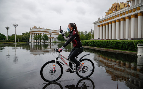 <p>С 1 июня в Москве открылись парки, кроме &laquo;Зарядья&raquo;. Начал работать городской велопрокат.</p>

<p><em>На фото: </em>ВДНХ</p>
