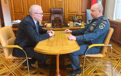 Александр Соколов (слева) и начальник Главного управления МЧС России по Кировской области Алексей Аникин