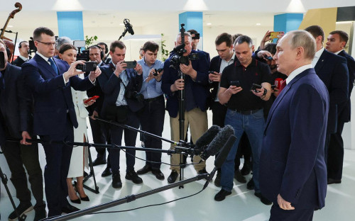 Владимир Путин выступает&nbsp;с заявлением для представителей СМИ по итогам телефонного разговора с Президентом США&nbsp;Дональдом Трампом