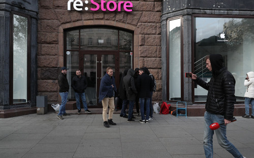 Магазин re: Store на Тверской открылся в 8:00, традиционной очереди за новыми iPhone не было