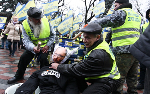 Около 200 человек требуют у Верховной рады отставки кабинета министров во&nbsp;главе с&nbsp;премьер-министром Арсением Яценюком