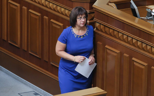 Наталья Яресько, министр финансов Наталья Яресько родилась в американском штате Иллинойс, получила степень магистра государственного управления в Гарвардском институте государственного управления&nbsp;им. Джона&nbsp;Ф.Кеннеди. После работала в Госдепартаменте в Вашингтоне и три года в посольстве США на Украине. В 1995 году оставила госслужбу и перешла на работу в фонд прямых инвестиций Western NIS Enterprise Fund. В 2006 году стала одной из основательниц фонда Horizon Capital, активно работающего на Украине. Главными задачами Яресько на посту министра стали стабилизация ситуации и переговоры с внешними кредиторами. 15 июля на переговорах в Вашингтоне комитет кредиторов и Украина достигли значительного прогресса в ходе переговоров о реструктуризации внешнего долга, говорится в их заявлении. Гарантировать, что на Украине не&nbsp;случится дефолт, министр Яресько по-прежнему не&nbsp;может, однако призывает граждан не&nbsp;паниковать: &laquo;Это не&nbsp;Греция, это не&nbsp;та ситуация&raquo; (цитата по УНИАН) 