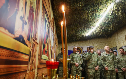 Военнослужащие&nbsp;ВС России&nbsp;на пасхальном молебне в блиндажном храме в Запорожской области,&nbsp;20 апреля&nbsp;2025 г.