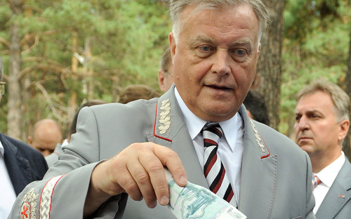 <p><span style="font-size:16px;"><strong>Попечитель</strong></span></p>

<p>Якунин&nbsp;&mdash;&nbsp;председатель попечительского совета благотворительного фонда &laquo;Расправь крылья&raquo;, созданного в&nbsp;2007 году. Фонд помогает детям-сиротам, детям-инвалидам, а&nbsp;также занимается постинтернатным сопровождением воспитанников детских домов. С 2010 года Якунин является членом попечительского совета фонда &laquo;Русский мир&raquo;. Эта организация занимается популяризацией русского языка в&nbsp;России и&nbsp;за&nbsp;рубежом, а&nbsp;также способствует формированию благоприятного мнения о&nbsp;России. С 2012 года Якунин также&nbsp;входит в&nbsp;попечительский совет Российского военно-исторического общества</p>
