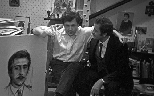 <p>Илья Глазунов родился в Ленинграде в 1930 году. В 1957 году он окончил Институт живописи, скульптуры и архитектуры им. Репина. Его дипломная работа &mdash; картина &laquo;Дороги войны&raquo;, изображавшая отступление Красной&nbsp;армии в 1941 году, &mdash; была отклонена ученым советом. После института Глазунов по распределению уехал работать учителем рисования и тригонометрии сначала в Ижевск, затем в Иваново, после чего вернулся в Москву, где в 1957 году прошла его первая персональная выставка.</p>

<p>На фото: Илья Глазунов и певец Доменико Модуньо в мастерской, 1962 год</p>
