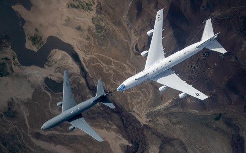 Самолеты&nbsp;Boeing KC-46&nbsp;и&nbsp;Boeing 747-E4B (справа)