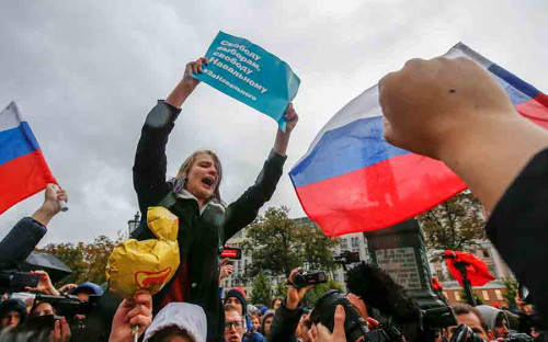 Начало акции сторонников Навального на Пушкинской площади было запланировано на 14.00 мск. Люди стали собираться заранее, полицейские через громкоговорители призывали граждан к порядку.