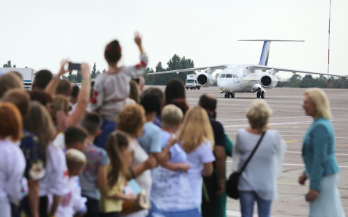 <p>Обмен заключенными между Россией и Украиной состоялся днем 7 сентября. В киевском аэропорту Борисполь собрались родственники освобожденных украинцев</p>
