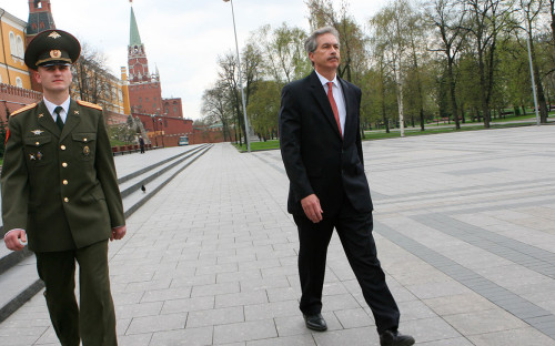 Уильям Бернс (справа) в Александровском саду после возложения венка к Могиле Неизвестного Солдата