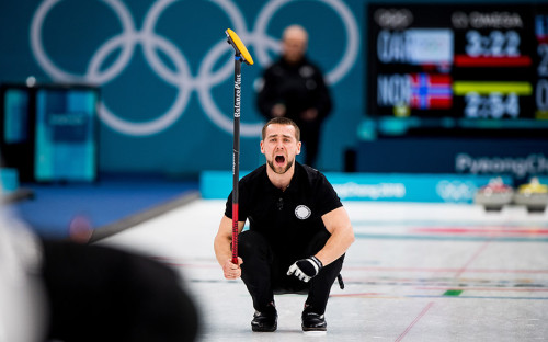 <p>18 февраля Международный олимпийский комитет <a href="https://www.rbc.ru/society/19/02/2018/5a8a8d339a79477ada26ab28">сообщил</a>, что один из российских спортсменов мог нарушить антидопинговые правила. Имя спортсмена и вид спорта не были названы. На следующий день Спортивный арбитраж объявил о регистрации дела с участием керлингиста Александра Крушельницкого. Вместе с женой Анастасией Брызгаловой он стал бронзовым призером Игр в дабл-миксте 13 февраля.</p>

<p>Портал Insidethegames без ссылки на источники сообщил, что анализ допинг-пробы Б Крушельницкого показал, что в организме спортсмена присутствует запрещенный препарат мельдоний. 20 февраля делегация Олимпийских атлетов из России (OAR) выпустила заявление, в котором утверждалось, что в пробе &laquo;Б&raquo; спортсмена <a href="https://www.rbc.ru/society/20/02/2018/5a8c07719a794755001447cb">нашли</a> мельдоний, однако концентрация препарата говорит о его однократном употреблении.</p>
