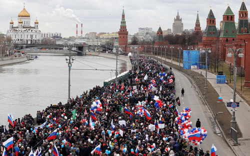 По оценкам столичной полиции, в митинге-концерте &quot;Мы вместе!&quot; приняли участие около 100 тысяч человек. концерт проходил на Васильевском спуске, участники также заняли набережную, Большой Москворецкий мост и близлежащие улицы.