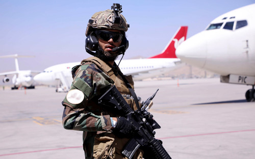 Солдат &laquo;Талибана&raquo; (запрещенной в России террористической организации) в аэропорту Кабула