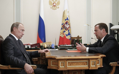 Президент России Владимир Путин и премьер-министр РФ Дмитрий Медведев (слева направо) 