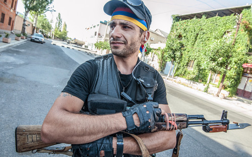 Член группы &laquo;Сасна црер&raquo; Ованес Арутюнян