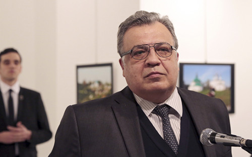 Посол&nbsp;России&nbsp;в Турции Андрей&nbsp;Карлов за несколько минут до его убийства. 19 декабря 2016 года


