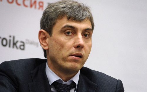 <p><span style="font-size:16px;"><strong>Сергей Галицкий</strong></span></p>

<p><span style="font-size:16px;">Основатель и основной акционер&nbsp;розничной сети &laquo;Магнит&raquo;</span></p>
&nbsp;

<p></p>

<p>Что мы собираемся делать? Нужно просто дальше работать и жить. Все это уже случилось, и нужно запомнить этот урок. А валюту мы не покупаем, нам это не нужно.</p>
&nbsp;

<p></p>

<p>Действовать нужно было, пока у системы была такая возможность, пока был низкий курс и уровень инфляции. Боюсь, что сейчас всю макроэкономическую картину могут видеть только в ЦБ.&nbsp;</p>