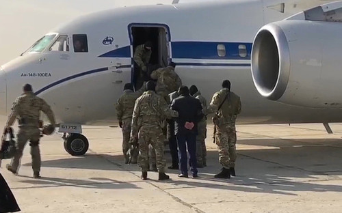 Посадка&nbsp;задержанных по подозрению в мошенничестве членов правительства Дагестана в самолет


