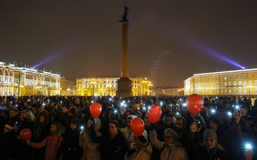 Жители Санкт-Петербурга собрались на Дворцовой площади, чтобы почтить память жертв авиакатастрофы российского авиалайнера в Египте