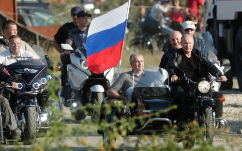 Глава Республики Крым Сергей Аксенов и президент РФ Владимир Путин (слева направо) во время встречи с участниками байк-шоу &laquo;Тень Вавилона&raquo; у горы Гасфорта