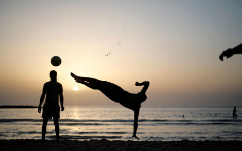 Люди на побережье Средиземного моря в Тель-Авиве