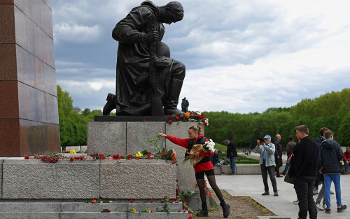 Возложение цветов к мемориалу советским воинам в Трептов-парке в Берлине