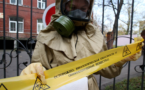 Медработник во&nbsp;время тренировки действий при&nbsp;вирусной эпидемии
