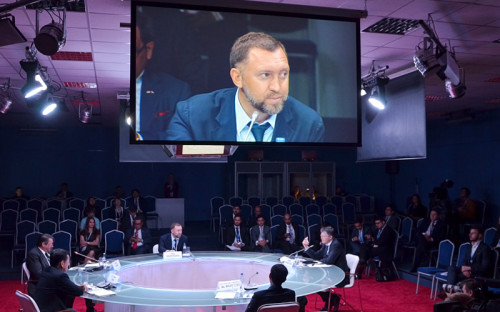 <p><strong>Олег&nbsp;Дерипаска,</strong></p>

<p>председатель наблюдательного совета &laquo;Базового элемента&raquo;</p>

<p><span style="font-size:18px;"><em>&laquo;Это именно&nbsp;как раз&nbsp;то, чего и&nbsp;ЦБ, и&nbsp;правительство добиваются. Они&nbsp;же&nbsp;хотят добиться нулевой инфляции. Самая, я думаю, низкая инфляция&nbsp;&mdash;&nbsp;на&nbsp;кладбище, там уже никому ничего не&nbsp;нужно&raquo;</em></span></p>

<p>(в интервью телеканалу &laquo;Россия 24&raquo; на Всемирном экономическом форуме в швейцарском Давосе, 22 января)</p>

<p><span style="font-size:16px;">Один из&nbsp;богатейших российских предпринимателей, чье состояние в&nbsp;2015 году Forbes оценил в&nbsp;$6,2 млрд, раскритиковал денежно-кредитную политику Центробанка, подчеркнув, что&nbsp;бизнес держится на&nbsp;плаву &laquo;не&nbsp;благодаря, а&nbsp;вопреки&raquo; действиям регулятора</span></p>
