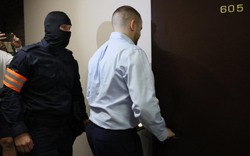 Сотрудники правоохранительных органов входят в редакцию телеграм-канала Baza